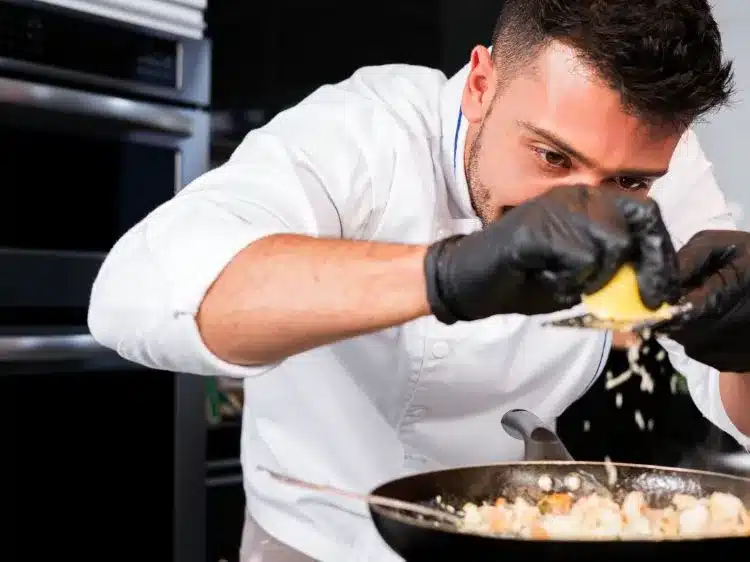 Un cuisinier d'un restaurant qui prépare son plat